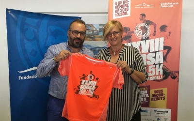 Raúl García Barroso i Marisol Martínez presenten la samarreta de la cursa 2018 | Marc Pijuan